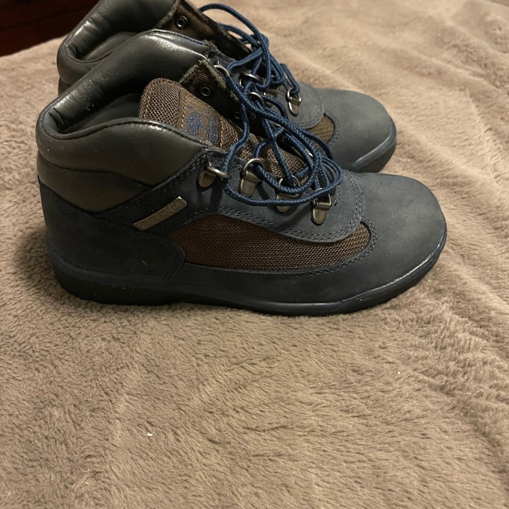 Kids navy Timbaland field boot size 3 youth